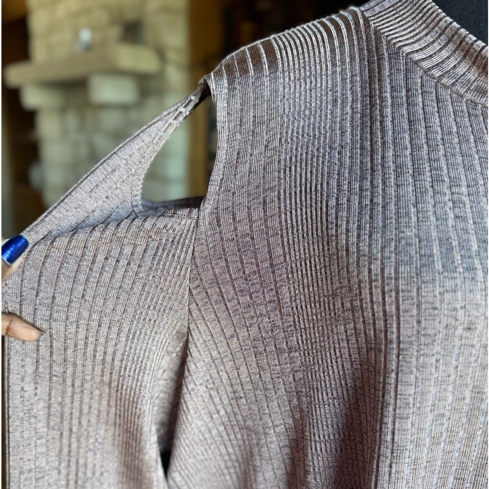 Signature Collection Cold Shoulder Top - Picture 6 of 10